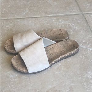 Suede nude flat sandals